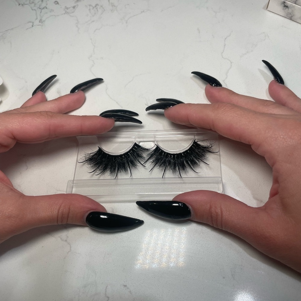 Whispering Goddess Volume Lashes